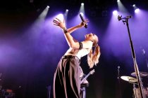 Britische Sängerin Natasha Woods alias "Dylan" gastiert auf ihrer "The Rebel Child"-Tour im Gloria Theater Köln (© Thomas Brill)