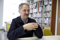 Direktor des Museum Ludwig Köln Yilmaz Dziewior im Interview bezüglich 50 Jahre Museum Ludwig im Museum Ludwig Köln (&copy; Thomas Brill)