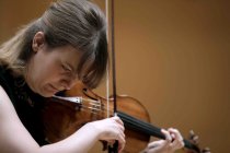 Deutsche Violinistin Veronika Eberle gastiert in Begleitung des Chamber Orchestra of Europe unter der Leitung des des kanadischen Dirigenten Yannick Nézet-Séguin in der Philharmonie Köln (© Thomas Brill)