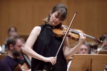 Deutsche Violinistin Veronika Eberle gastiert in Begleitung des Chamber Orchestra of Europe unter der Leitung des des kanadischen Dirigenten Yannick Nézet-Séguin in der Philharmonie Köln (© Thomas Brill)