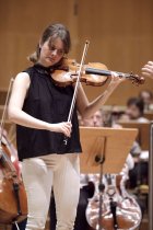 Deutsche Violinistin Veronika Eberle gastiert in Begleitung des Chamber Orchestra of Europe unter der Leitung des des kanadischen Dirigenten Yannick Nézet-Séguin in der Philharmonie Köln (© Thomas Brill)