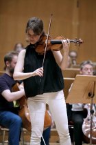 Deutsche Violinistin Veronika Eberle gastiert in Begleitung des Chamber Orchestra of Europe unter der Leitung des des kanadischen Dirigenten Yannick Nézet-Séguin in der Philharmonie Köln (© Thomas Brill)