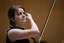 Deutsche Violinistin Veronika Eberle gastiert in Begleitung des Chamber Orchestra of Europe unter der Leitung des des kanadischen Dirigenten Yannick Nézet-Séguin in der Philharmonie Köln (© Thomas Brill)