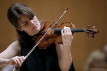 Deutsche Violinistin Veronika Eberle gastiert in Begleitung des Chamber Orchestra of Europe unter der Leitung des des kanadischen Dirigenten Yannick Nézet-Séguin in der Philharmonie Köln (© Thomas Brill)
