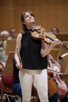 Deutsche Violinistin Veronika Eberle gastiert in Begleitung des Chamber Orchestra of Europe unter der Leitung des des kanadischen Dirigenten Yannick Nézet-Séguin in der Philharmonie Köln (© Thomas Brill)