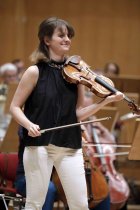 Deutsche Violinistin Veronika Eberle gastiert in Begleitung des Chamber Orchestra of Europe unter der Leitung des des kanadischen Dirigenten Yannick Nézet-Séguin in der Philharmonie Köln (© Thomas Brill)