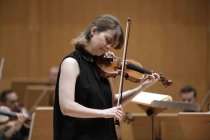 Deutsche Violinistin Veronika Eberle gastiert in Begleitung des Chamber Orchestra of Europe unter der Leitung des des kanadischen Dirigenten Yannick Nézet-Séguin in der Philharmonie Köln (© Thomas Brill)