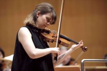 Deutsche Violinistin Veronika Eberle gastiert in Begleitung des Chamber Orchestra of Europe unter der Leitung des des kanadischen Dirigenten Yannick Nézet-Séguin in der Philharmonie Köln (© Thomas Brill)