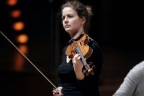 Deutsche Violinistin Veronika Eberle gastiert in Begleitung des Kölner Kammerorchester unter der Leitung des deutschen Dirigenten Christoph Poppen in der Philharmonie Köln (© Thomas Brill)