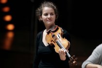 Deutsche Violinistin Veronika Eberle gastiert in Begleitung des Kölner Kammerorchester unter der Leitung des deutschen Dirigenten Christoph Poppen in der Philharmonie Köln (© Thomas Brill)