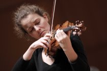 Deutsche Violinistin Veronika Eberle gastiert in Begleitung des Kölner Kammerorchester unter der Leitung des deutschen Dirigenten Christoph Poppen in der Philharmonie Köln (© Thomas Brill)
