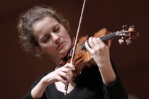 Deutsche Violinistin Veronika Eberle gastiert in Begleitung des Kölner Kammerorchester unter der Leitung des deutschen Dirigenten Christoph Poppen in der Philharmonie Köln (© Thomas Brill)