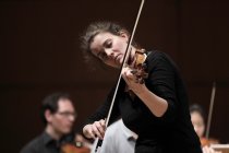 Deutsche Violinistin Veronika Eberle gastiert in Begleitung des Kölner Kammerorchester unter der Leitung des deutschen Dirigenten Christoph Poppen in der Philharmonie Köln (© Thomas Brill)