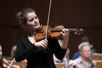 Deutsche Violinistin Veronika Eberle gastiert in Begleitung des Kölner Kammerorchester unter der Leitung des deutschen Dirigenten Christoph Poppen in der Philharmonie Köln (© Thomas Brill)