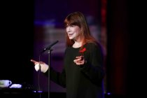 Deutsche Sängerin Katja Ebstein gastiert auf ihrer "Na und? Wir leben noch!"-Tour in der Volksbühne am Rudolfplatz in Köln (© Thomas Brill)
