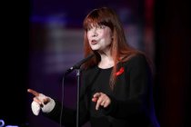 Deutsche Sängerin Katja Ebstein gastiert auf ihrer "Na und? Wir leben noch!"-Tour in der Volksbühne am Rudolfplatz in Köln (© Thomas Brill)