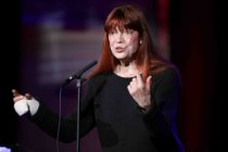 Deutsche Sängerin Katja Ebstein gastiert auf ihrer "Na und? Wir leben noch!"-Tour in der Volksbühne am Rudolfplatz in Köln (© Thomas Brill)
