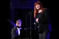 Deutsche Sängerin Katja Ebstein gastiert auf ihrer "Na und? Wir leben noch!"-Tour in der Volksbühne am Rudolfplatz in Köln (© Thomas Brill)