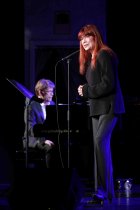 Deutsche Sängerin Katja Ebstein gastiert auf ihrer "Na und? Wir leben noch!"-Tour in der Volksbühne am Rudolfplatz in Köln (© Thomas Brill)