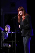 Deutsche Sängerin Katja Ebstein gastiert auf ihrer "Na und? Wir leben noch!"-Tour in der Volksbühne am Rudolfplatz in Köln (© Thomas Brill)