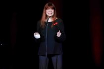 Deutsche Sängerin Katja Ebstein gastiert auf ihrer "Na und? Wir leben noch!"-Tour in der Volksbühne am Rudolfplatz in Köln (© Thomas Brill)