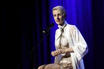 Österreichische Kabarettistin Lisa Eckhart gastiert mit ihrem Programm "Die Vorteile des Lasters - ungenierte Sonderausgabe" im Rahmen des Cologne Comedy Festival im Comedia Theater Köln (© Thomas Brill)