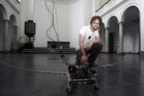 Deutsche Medienkünstlerin Florian Egermann mit seiner Installation eines Kriechroboters "Dear Hunter" bei den Tagen der offenen Tür "Altitude 08" vom 15. bis 19. Juli 2009 in der Trinitatiskirche Köln (&copy; Thomas Brill)