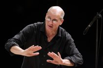 Deutsche Dirigent Werner Ehrhardt leitet des Ensembles L’arte del mondo im Klaus-von-Bismarck-Saal Köln (© Thomas Brill)