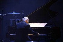 Italienische Pianist Ludovico Einaudi gastiert mit seinem Ensemble auf seiner "Elements"-Tour in der Arena Oberhausen (&copy; Thomas Brill)