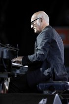 Italienische Pianist Ludovico Einaudi gastiert mit seinem Ensemble auf seiner "Elements"-Tour Open-Air am Tanzbrunnen Köln (© Thomas Brill)