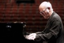 Italienische Pianist Ludovico Einaudi gastiert auf seiner "The Solo Concert"-Tour in der Philharmonie Köln (© Thomas Brill)