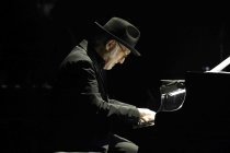 Italienische Pianist Ludovico Einaudi gastiert mit seinem Ensemble auf seiner "Germany"-Tour in der Lanxess-Arena Köln (© Thomas Brill)