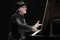 Italienische Pianist Ludovico Einaudi gastiert mit seinem Ensemble auf seiner "Germany"-Tour in der Lanxess-Arena Köln (© Thomas Brill)