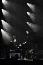 Italienische Pianist Ludovico Einaudi gastiert mit seinem Ensemble auf seiner "Germany"-Tour in der Lanxess-Arena Köln (© Thomas Brill)