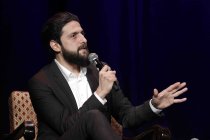 Deutsche Soziologe Aladin El-Mafaalani und der Grünen-Politiker Robert Habeck diskutieren über Aladin El-Mafaalani Gegenwartsdiagnose "Mythos Bildung" im Gloria Theater Köln (© Thomas Brill)