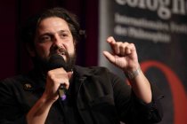 Deutsche Soziologe Aladin El-Mafaalani diskutiert mit der deutschen Philosophin Svenja Flaßpöhler "Über Rassismus" im Rahmen der phil.COLOGNE 2021 im Comedia Theater Köln (© Thomas Brill)