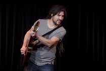 Deutsche Kabarettist Wolfgang Masin alias El Mago Masin gastiert mit seinem Programm "100 Jahre Liegestuhl" im Atelier Theater Köln (© Thomas Brill)