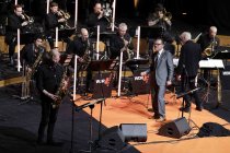 Amerikanische Jazzsänger Kurt Elling gastiert in Begleitung  der WDR Big Band Köln unter der Leitung des amerikanischen Jazz-Arrangeurs Bob Mintzer in der Kölner Philharmonie (&copy; Thomas Brill)