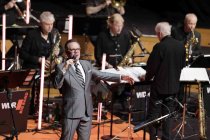 Amerikanische Jazzsänger Kurt Elling gastiert in Begleitung  der WDR Big Band Köln unter der Leitung des amerikanischen Jazz-Arrangeurs Bob Mintzer in der Kölner Philharmonie (&copy; Thomas Brill)