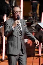 Amerikanische Jazzsänger Kurt Elling gastiert in Begleitung  der WDR Big Band Köln unter der Leitung des amerikanischen Jazz-Arrangeurs Bob Mintzer in der Kölner Philharmonie (&copy; Thomas Brill)