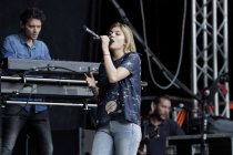 Französische Sängerin und Schauspielerin Louane Emera gastiert auf ihrer "Chambre 12"-Tour auf dem Kunst!Rasen Bonn-Gronau (© Thomas Brill)