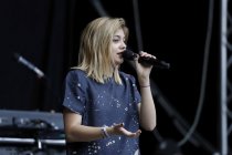 Französische Sängerin und Schauspielerin Louane Emera gastiert auf ihrer "Chambre 12"-Tour auf dem Kunst!Rasen Bonn-Gronau (© Thomas Brill)