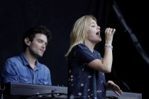 Französische Sängerin und Schauspielerin Louane Emera gastiert auf ihrer "Chambre 12"-Tour auf dem Kunst!Rasen Bonn-Gronau (© Thomas Brill)