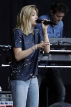 Französische Sängerin und Schauspielerin Louane Emera gastiert auf ihrer "Chambre 12"-Tour auf dem Kunst!Rasen Bonn-Gronau (© Thomas Brill)