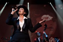 Niederländische Pop- und Jazzsängerin Caro Emerald gastiert auf ihrer "Drum Rolls and Heart Breaks"-Tour im E-Werk Köln (© Thomas Brill)