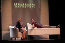 Stück "Emoji" mit Martina Bajohr als Terapeutin und Günter Ottemeier als Patient bei der Stunksitzung 2017 im E-Werk Köln (© Thomas Brill)
