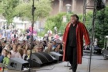 Deutsche Musiker Tommy Engel gastiert auf seiner "Dummer nit esu"-Show am Tanzbrunnen Köln (© Thomas Brill)