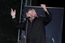 Deutsche Musiker Tommy Engel gastiert auf seiner "Dummer nit esu"-Show am Tanzbrunnen Köln (© Thomas Brill)