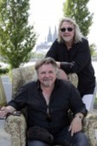 Deutsche Musiker Tommy Engel und Jürgen Fritz stellen das Programm der "Dummer nit esu"-Show vor, mit der die Künstler am 02. Juli 2011 am Tanzbrunnen Köln gastieren werden (© Thomas Brill)
