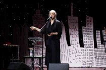 Deutsche Poetry-Slammerin Julia Engelmann gastiert mit ihrem Programm "Jetzt, Baby! Poesie und Musik" im Musical Dome Köln (© Thomas Brill)